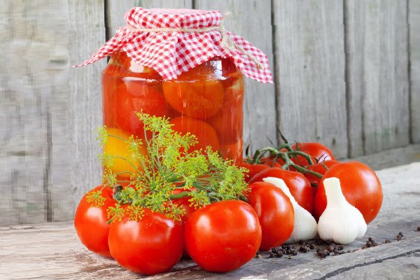 Winter pickled tomatoes with cloves