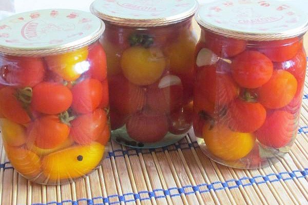 Winter pickled tomatoes with cloves