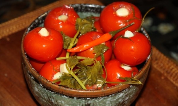 Winter pickled tomatoes with cloves