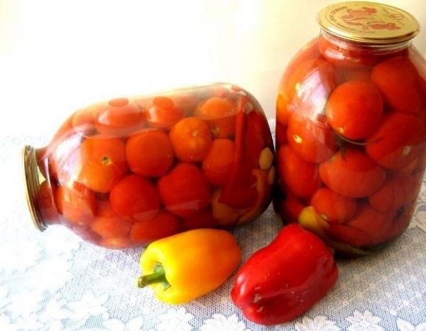 Winter pickled tomatoes with cloves