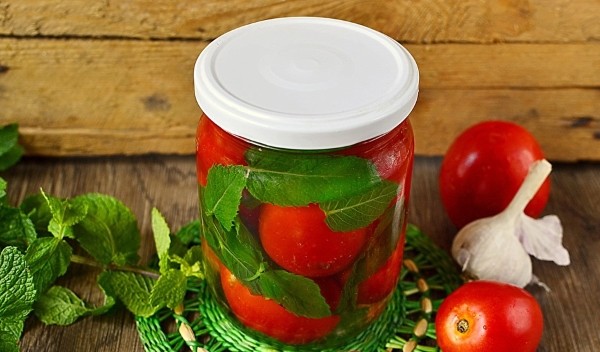 Winter pickled tomatoes with cloves