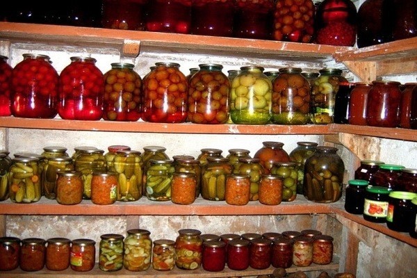 Winter pickled tomatoes with cloves