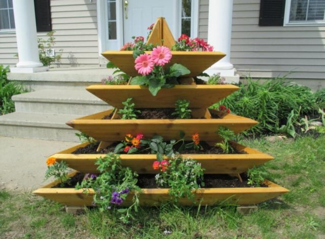 Wooden flowerbeds: original and unusual ideas + making guide