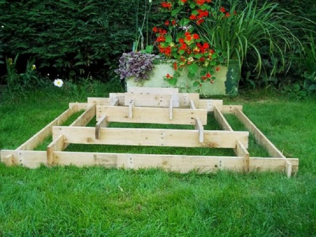 Wooden flowerbeds: original and unusual ideas + making guide