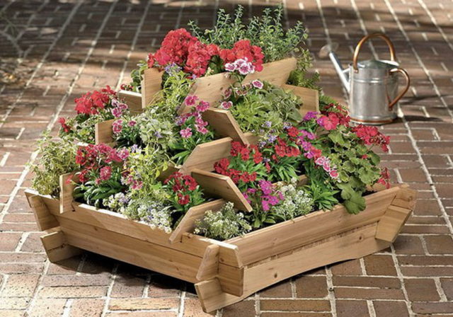 Wooden flowerbeds: original and unusual ideas + making guide