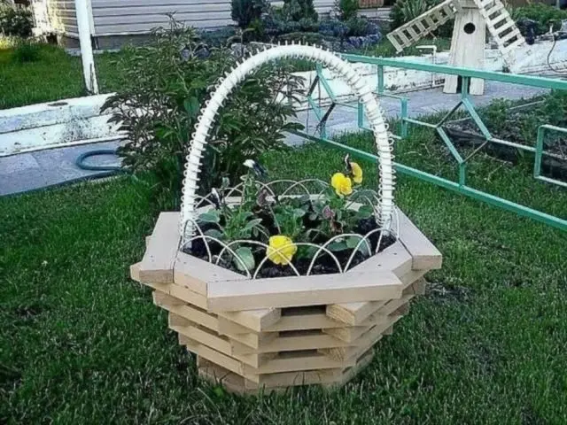 Wooden flowerbeds: original and unusual ideas + making guide