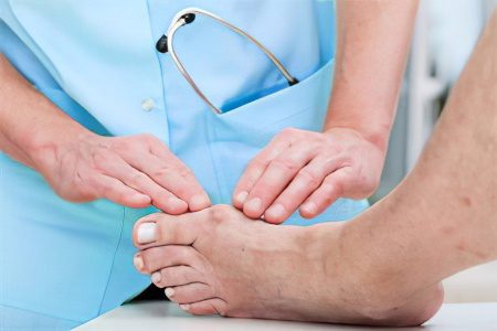 Bumps on the legs at the big toe: causes and treatment