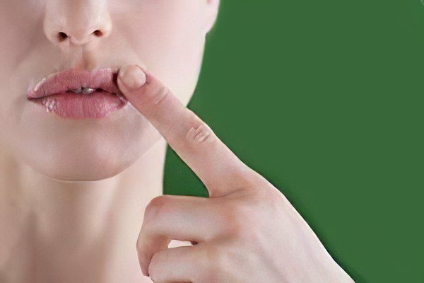 Causes and treatment of herpes on the lips in children and adults