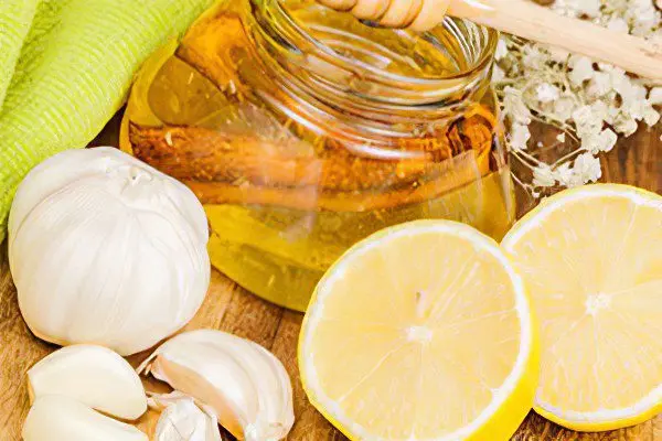 Honey, lemon and garlic, a recipe for cleaning vessels