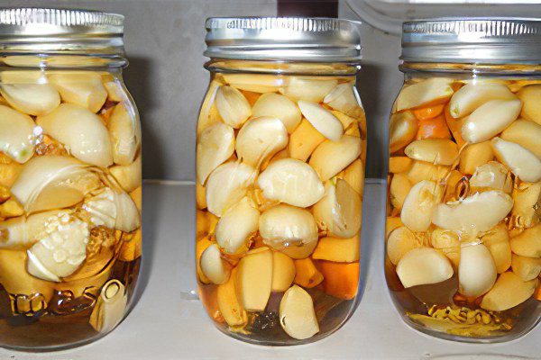 Honey, lemon and garlic, a recipe for cleaning vessels