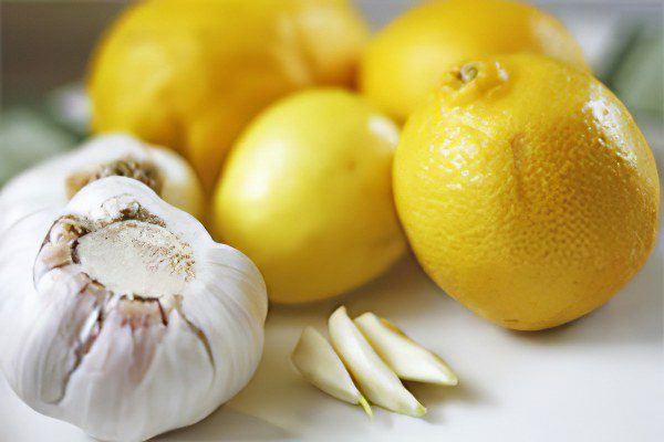 Honey, lemon and garlic, a recipe for cleaning vessels