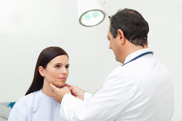 How is laryngotracheitis treated? What are its symptoms?