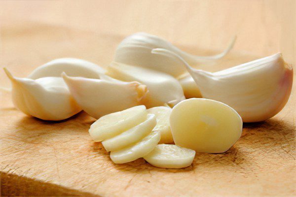 How to remove the smell of garlic from the mouth?