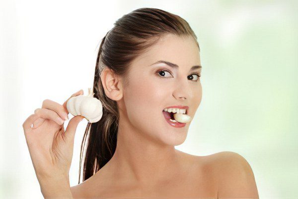 How to remove the smell of garlic from the mouth?