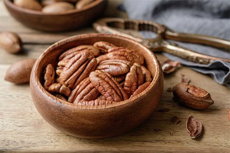 Pecan: benefits and harms, taste and difference from walnuts