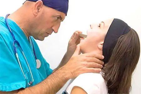 Symptoms and treatment of a throat abscess