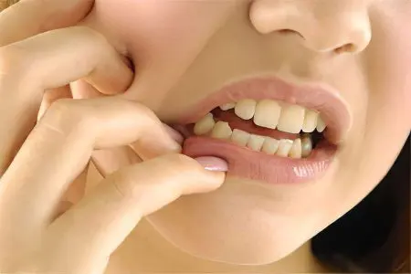 Symptoms and treatment of a tooth abscess