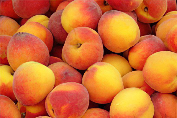 The benefits of peach for men and women, composition, possible harm