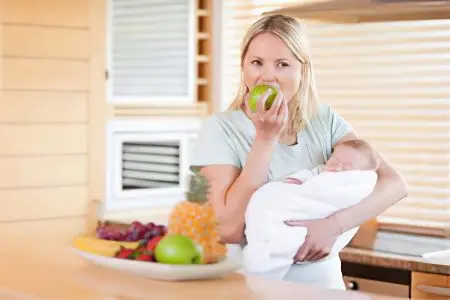 What can a breastfeeding mother eat?