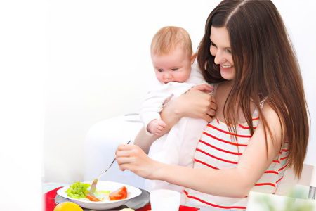 What can a breastfeeding mother eat?