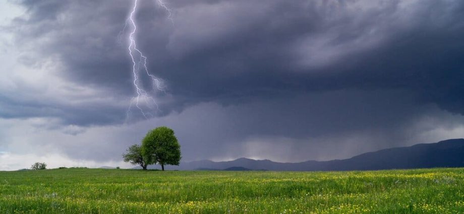 10 important rules that will help you survive during a thunderstorm