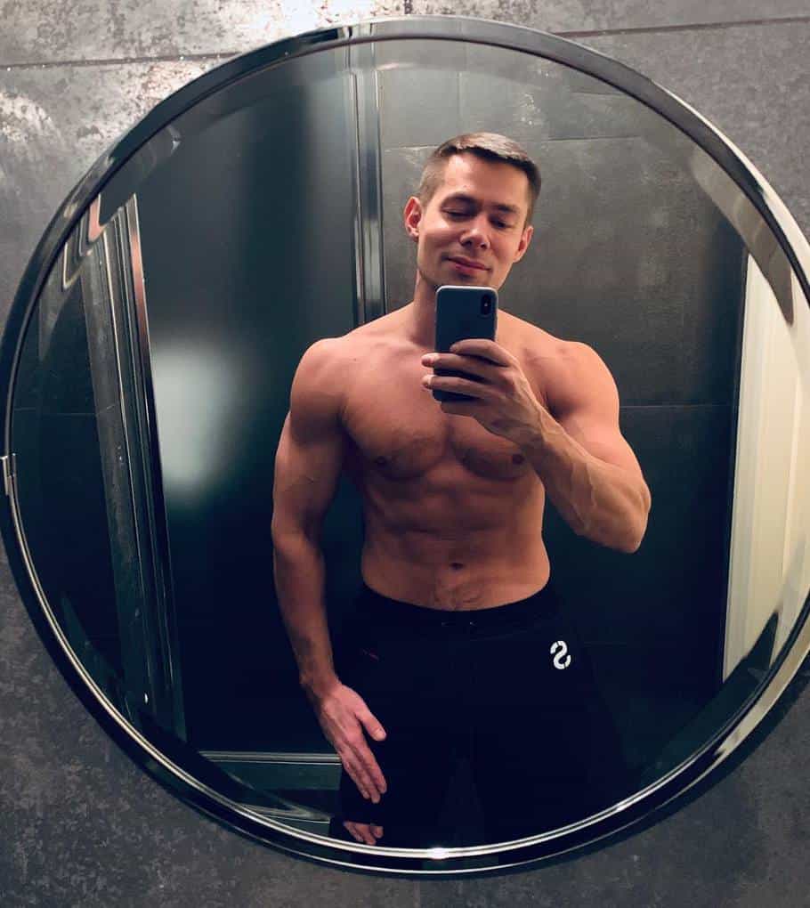 10 Russian male stars with a perfect body