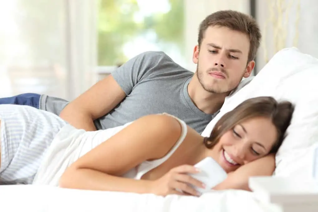 10 signs your husband is cheating