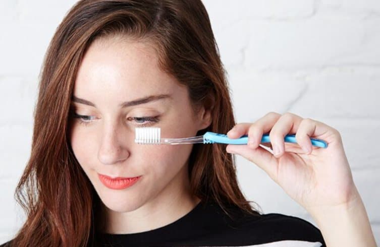 10 Unconventional Uses for a Toothbrush in Skincare