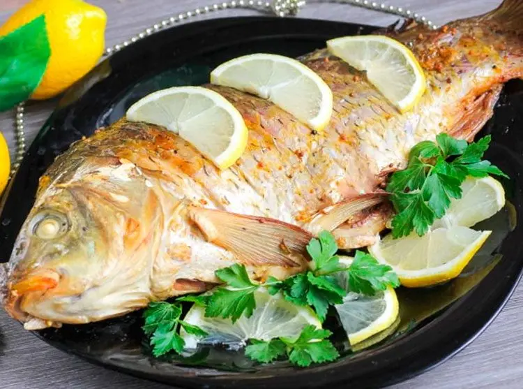 Carp in the oven: delicious cooking recipes, whole and in pieces