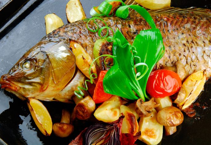 Carp in the oven: delicious cooking recipes, whole and in pieces