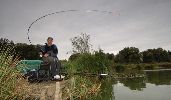 Catching roach on the feeder in spring, summer and autumn, on the course and in still water