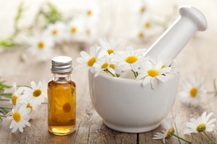 Chamomile extract how does it work on our body? Discover its 9 properties!