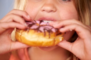 Bambino in sovrappeso? Dai un'occhiata a 15 modi per combattere l'obesità nel tuo bambino!