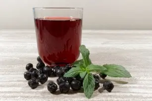 Chokeberry tincture for circulation, eyes and flu. Antidote to many diseases