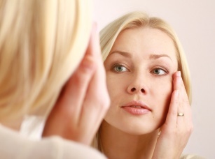 Crow&#8217;s feet off your face! We present 6 recipes that will smooth the skin around the eyes!