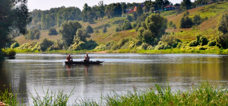 Fëscherei op der Oka an der Serpukhov Regioun, bezuelt a gratis Reservoiren