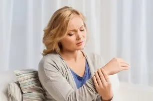 Hand joint pain. Where does it come from and how to treat it?