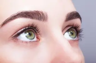 Homemade methods for beautiful eyebrows. Find out how to feed them!