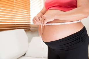 How does the weight of a pregnant woman affect the development of the child and what is the correct weight gain during pregnancy?