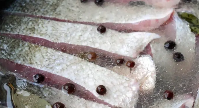 How to deliciously salt silver carp at home, the best recipes