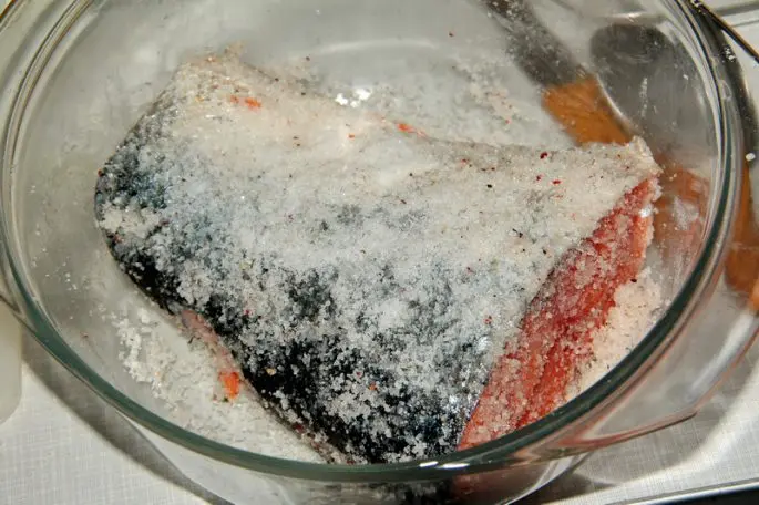 How to salt trout at home with salt and sugar, the best recipes