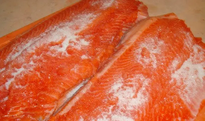 How to salt trout at home with salt and sugar, the best recipes