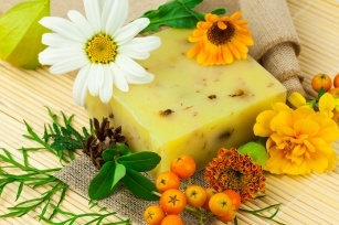 Natural cosmetics - discover their advantages!