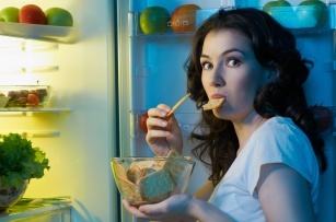 Night people with an appetite vs. the effects of binge eating before bed!