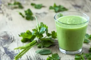 Parsley juice &#8211; a natural health elixir at your fingertips.