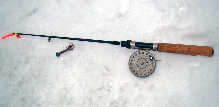 Pesca de pique em um gabarito no inverno do gelo