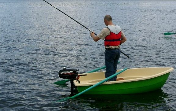 Plastic boats under the motor for fishing, advantages and disadvantages