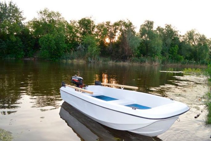 Plastic boats under the motor for fishing, advantages and disadvantages