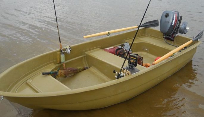 Plastic boats under the motor for fishing, advantages and disadvantages