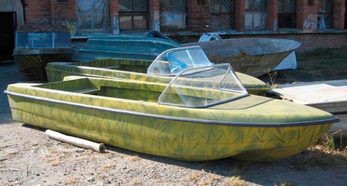 Plastic boats under the motor for fishing, advantages and disadvantages